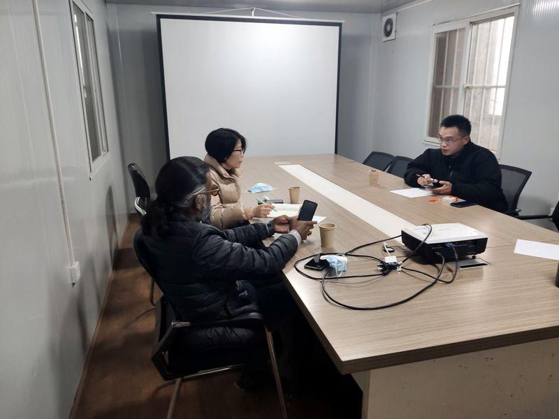 國外客戶來我廠考察，試駕奔馬小型壓路機(jī)