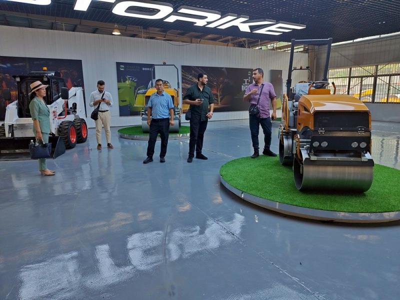 國(guó)外客戶來我廠參觀考察小型壓路機(jī)，并達(dá)成合作意向